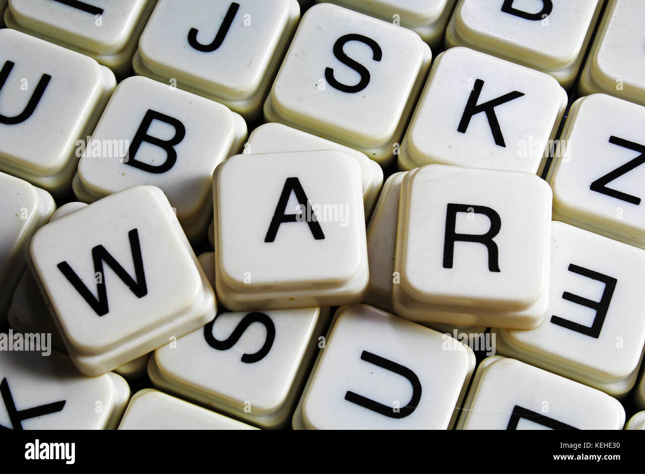 La guerra di testo parola cruciverba. Lettere dell'alfabeto blocchi texture di gioco dello sfondo. Foto Stock
