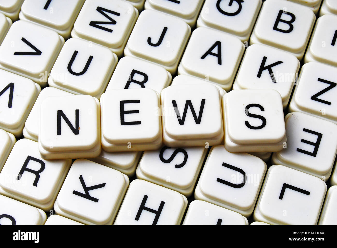 News di testo parola cruciverba. Lettere dell'alfabeto blocchi texture di gioco dello sfondo. Foto Stock