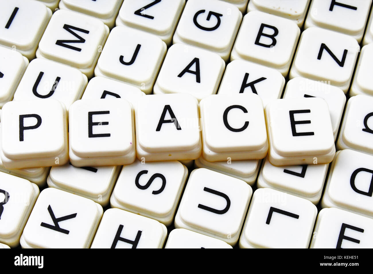 La pace di testo parola cruciverba. Lettere dell'alfabeto blocchi texture di gioco dello sfondo. Foto Stock