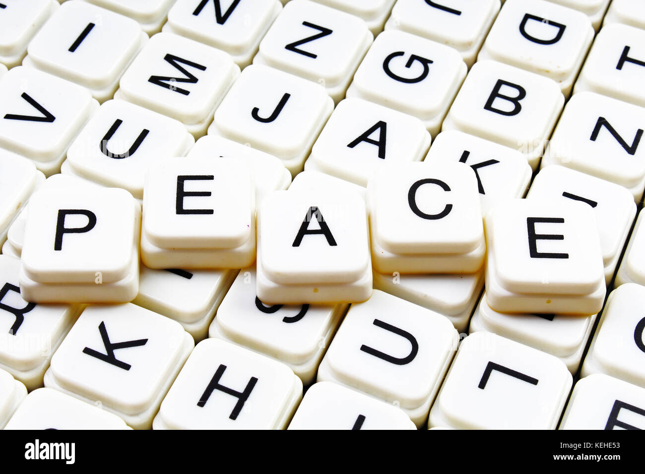 La pace di testo parola cruciverba. Lettere dell'alfabeto blocchi texture di gioco dello sfondo. Foto Stock