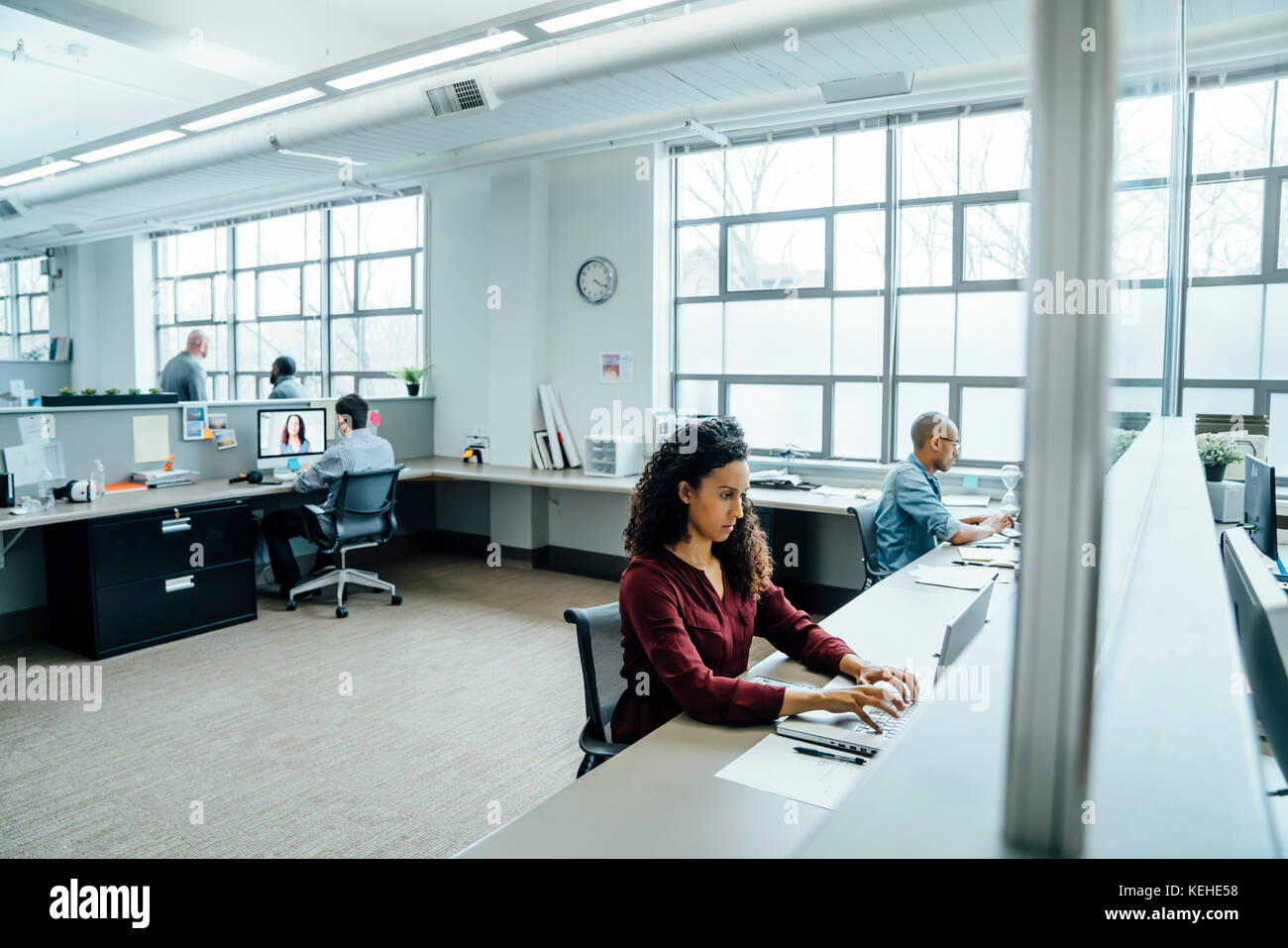 La gente di affari che lavorano in ufficio occupato Foto Stock