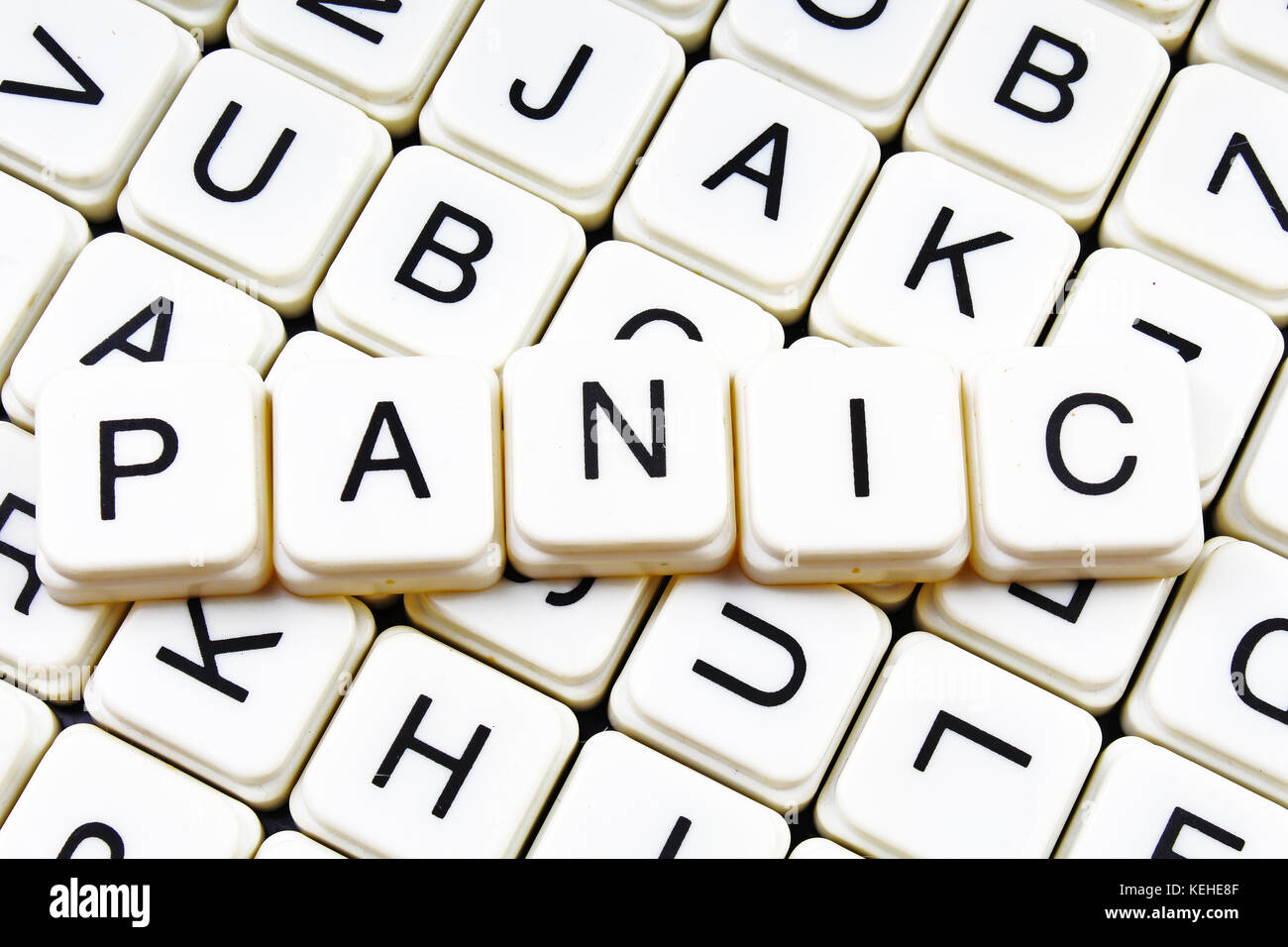 Il panico di testo parola cruciverba. Lettere dell'alfabeto blocchi texture di gioco dello sfondo. Foto Stock