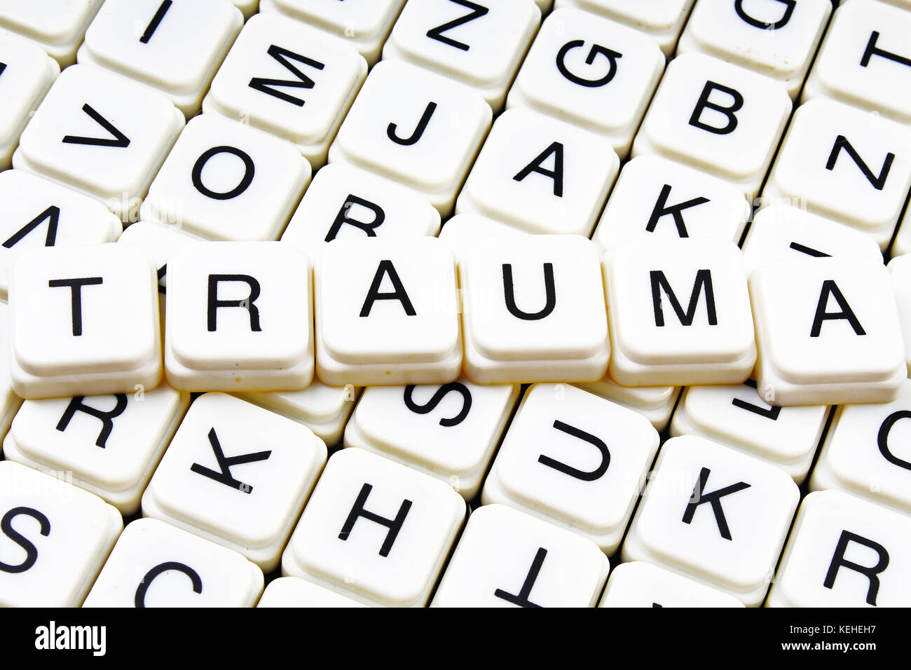 Il trauma di testo parola cruciverba. Lettere dell'alfabeto blocchi texture di gioco dello sfondo. Foto Stock