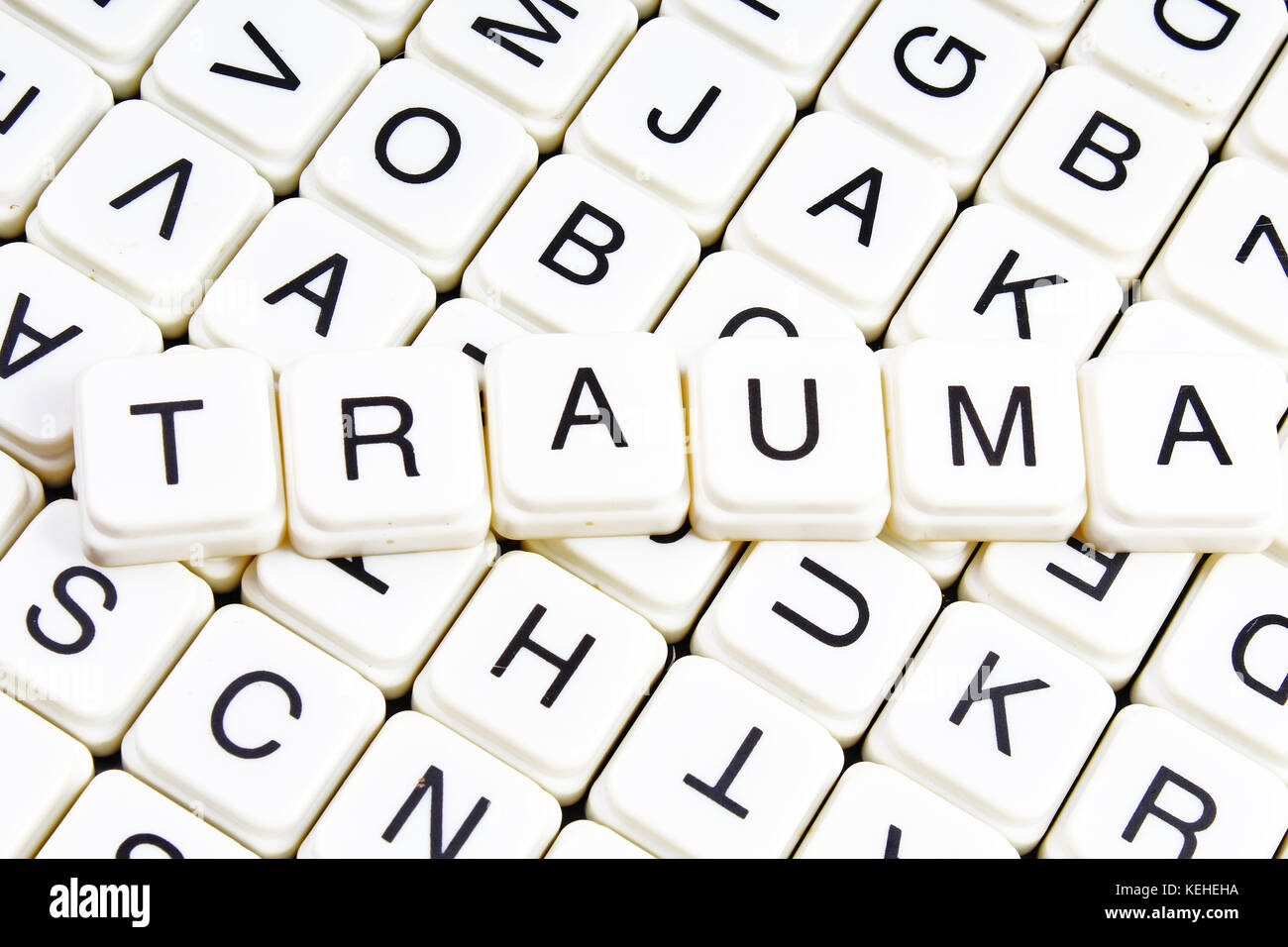 Il trauma di testo parola cruciverba. Lettere dell'alfabeto blocchi texture di gioco dello sfondo. Foto Stock