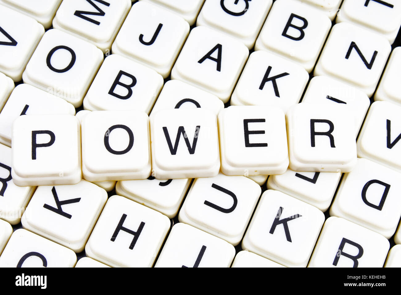Il potere di testo parola cruciverba. Lettere dell'alfabeto blocchi texture di gioco dello sfondo. Foto Stock