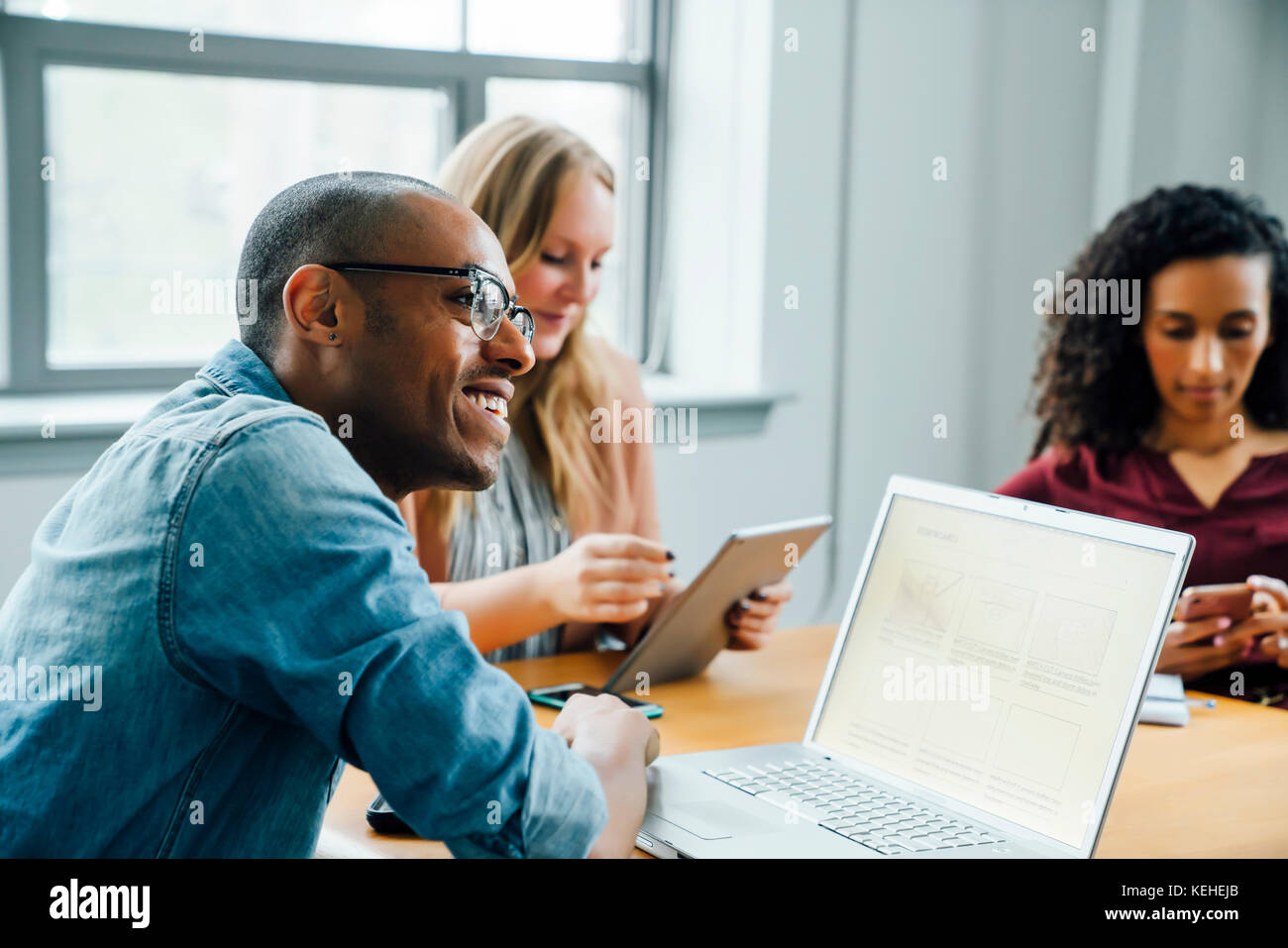 La gente di affari utilizzando la tecnologia in riunione Foto Stock