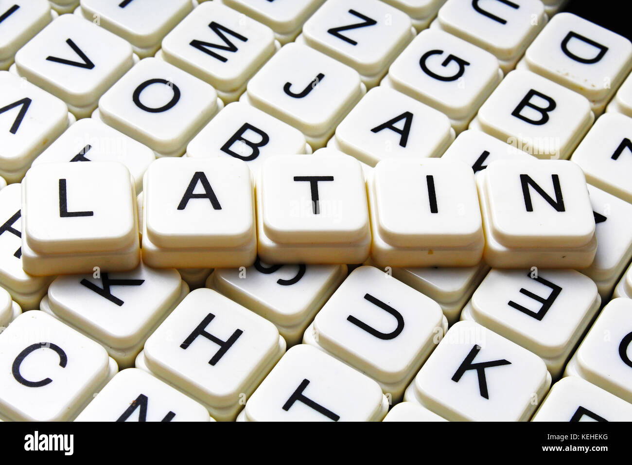 Testo latino parola cruciverba. Lettere dell'alfabeto blocchi texture di gioco dello sfondo. Foto Stock