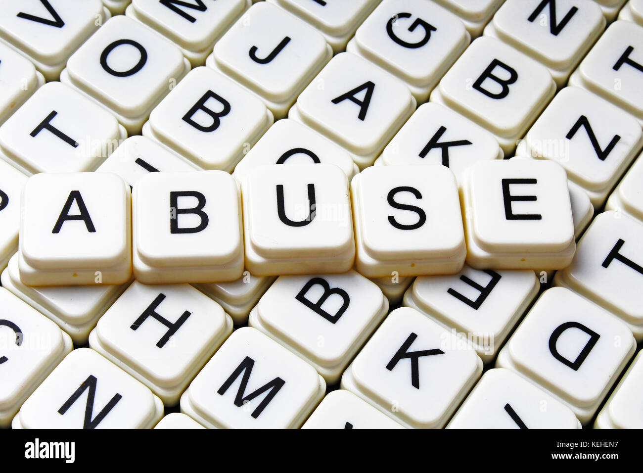 Abuso di testo parola cruciverba. Lettere dell'alfabeto blocchi texture di gioco dello sfondo. Foto Stock