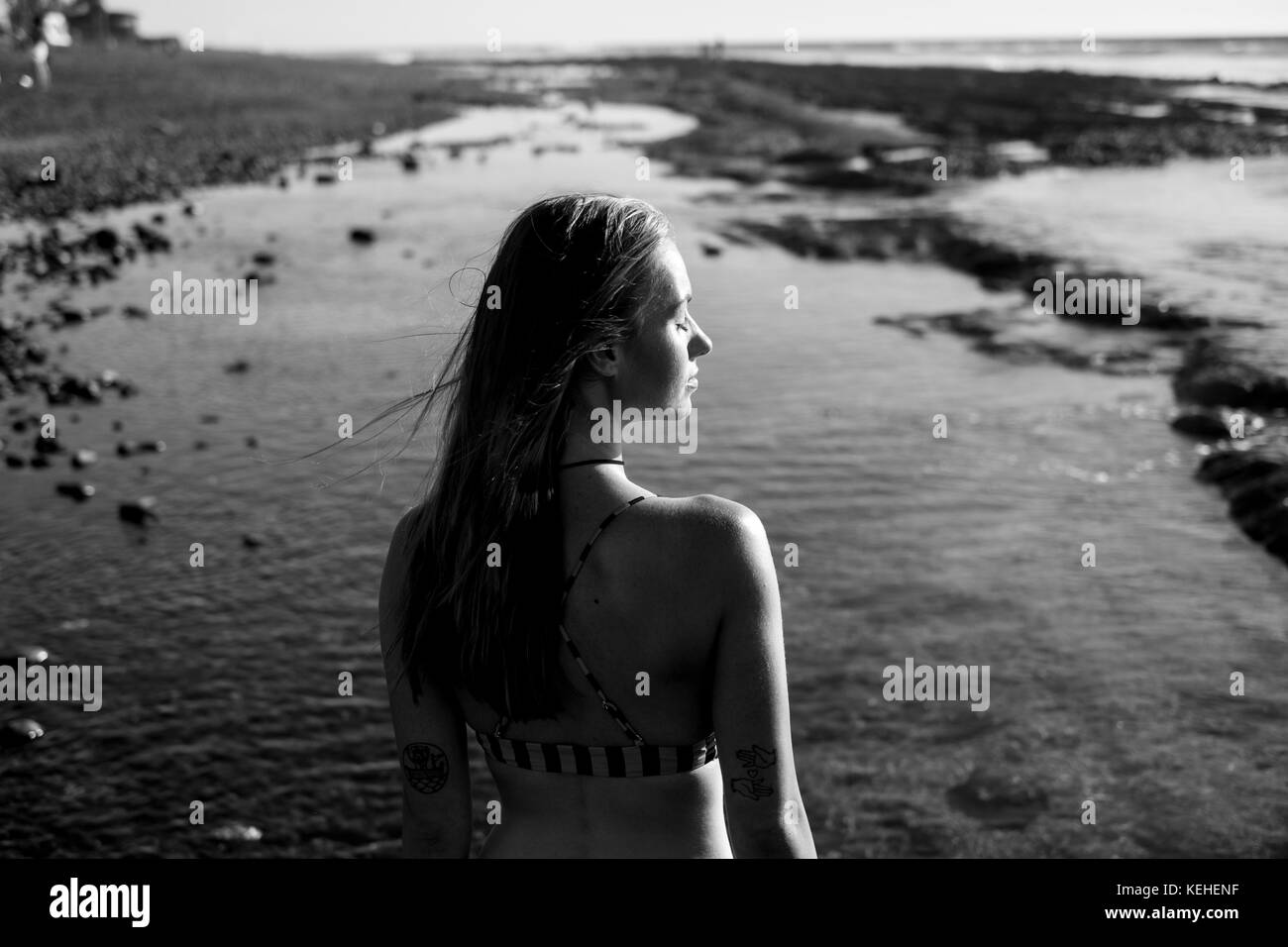 La donna caucasica rilassante sulla spiaggia Foto Stock