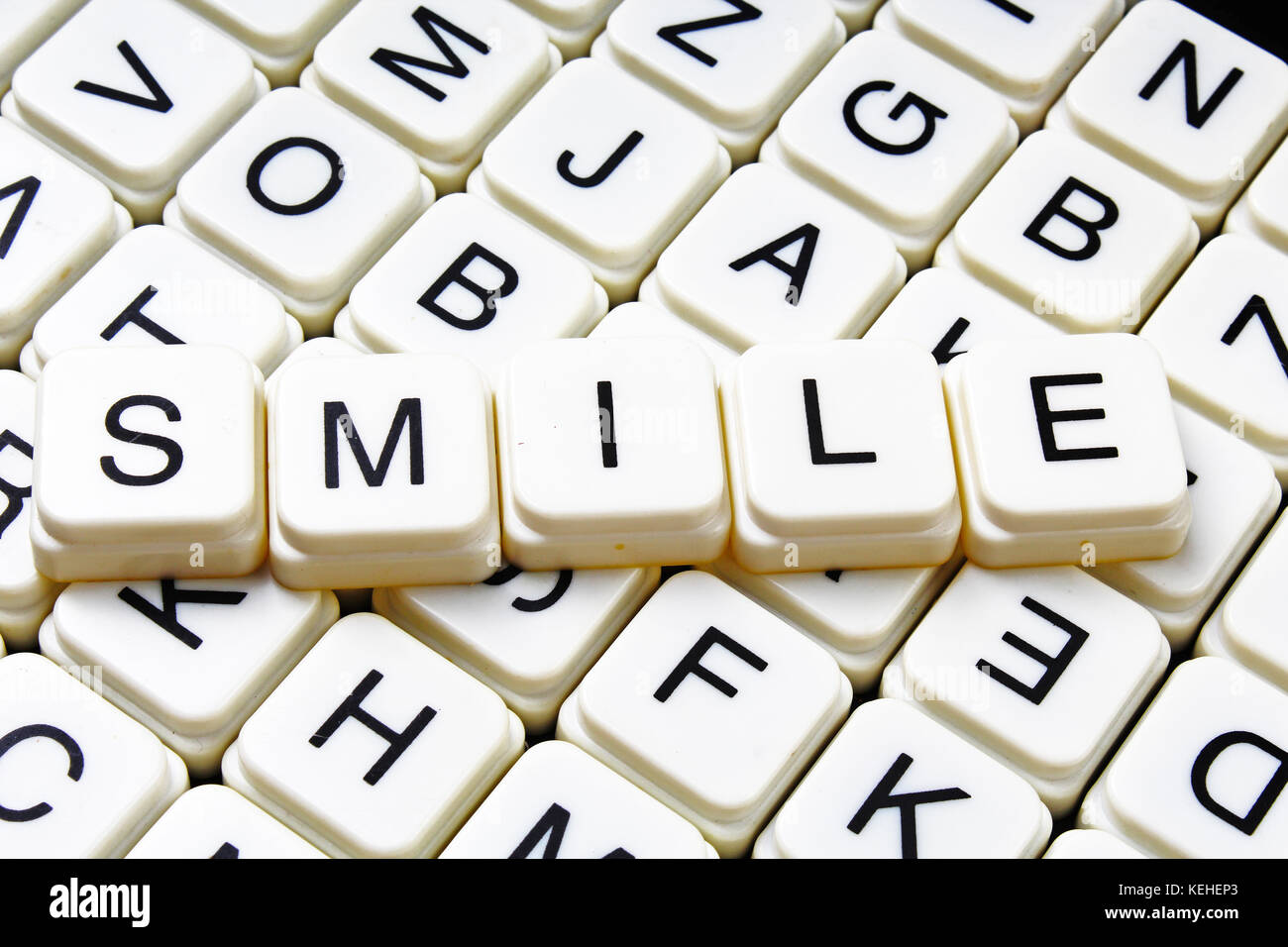 Smile testo parola cruciverba. Lettere dell'alfabeto blocchi texture di gioco dello sfondo. Foto Stock