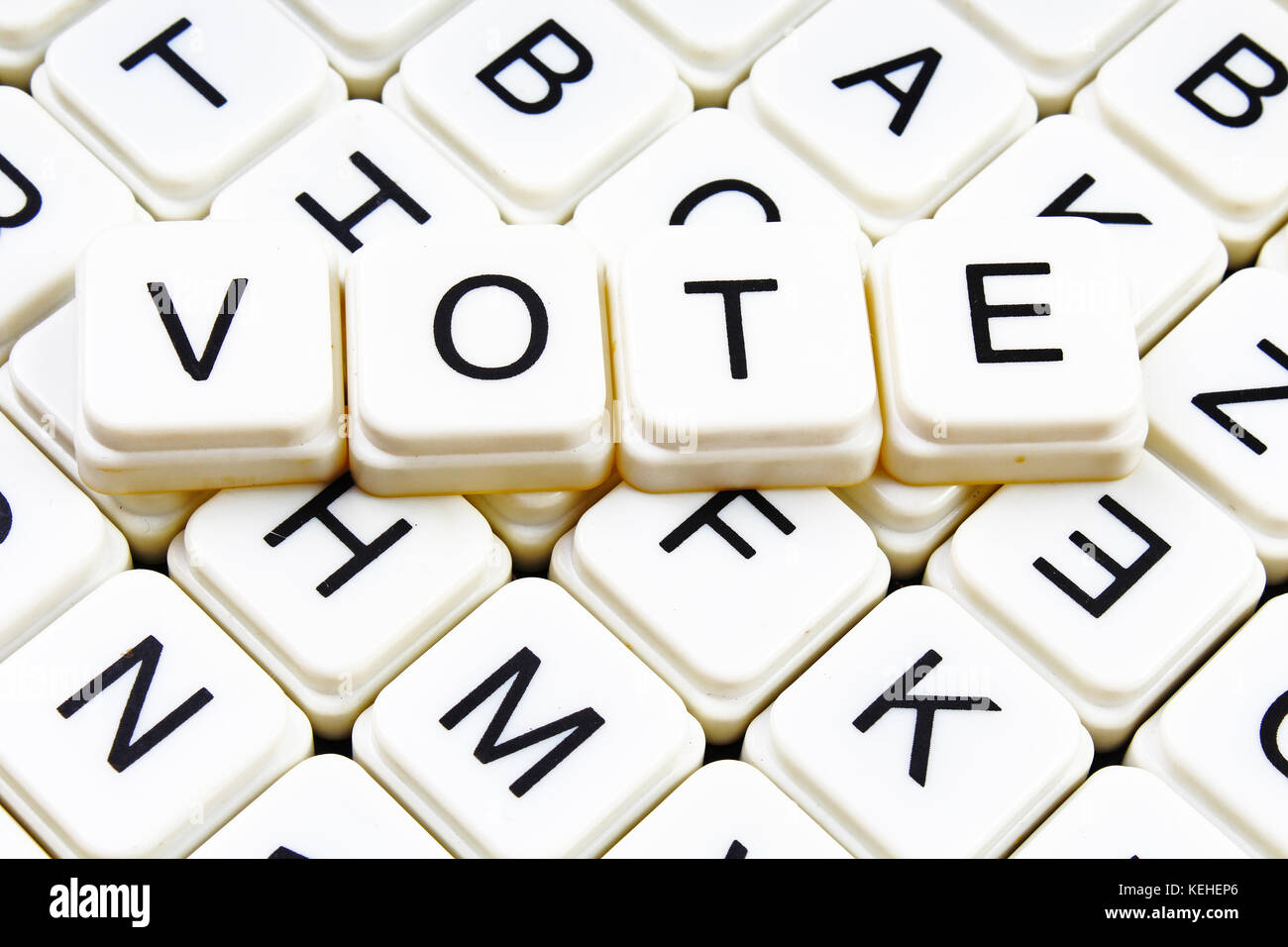 Votare il testo parola cruciverba. Lettere dell'alfabeto blocchi texture di gioco dello sfondo. Foto Stock