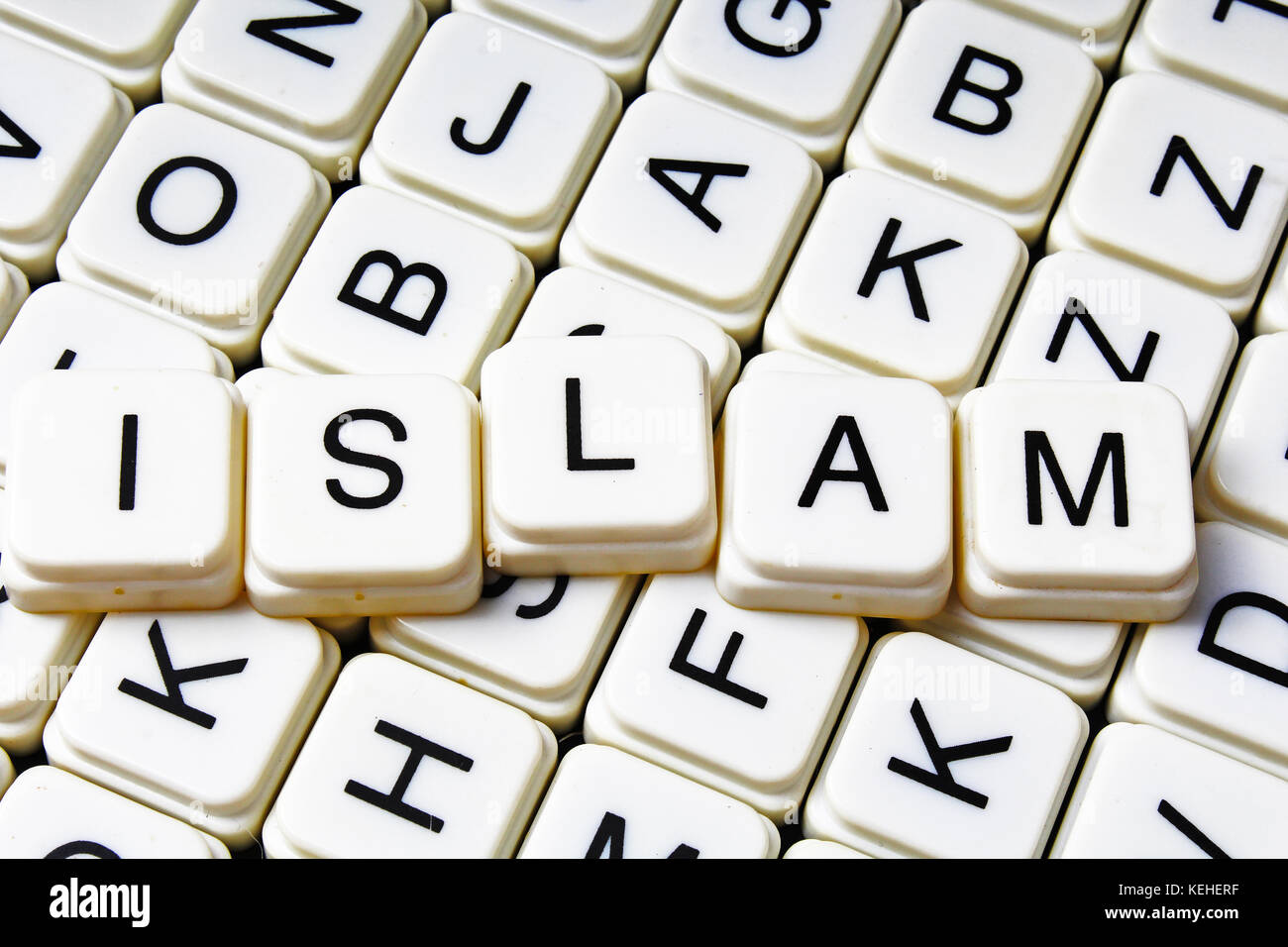 L'Islam testo parola cruciverba. Lettere dell'alfabeto blocchi texture di gioco dello sfondo. Foto Stock