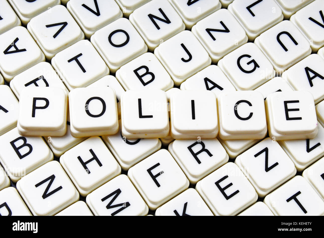 La polizia di testo parola cruciverba. Lettere dell'alfabeto blocchi texture di gioco dello sfondo. Foto Stock