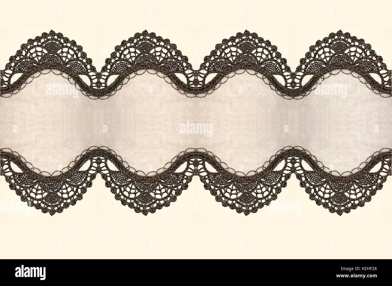 Accordi bilaterali vecchio confine ricamati di pizzo nero su una luce sfondo beige Foto Stock