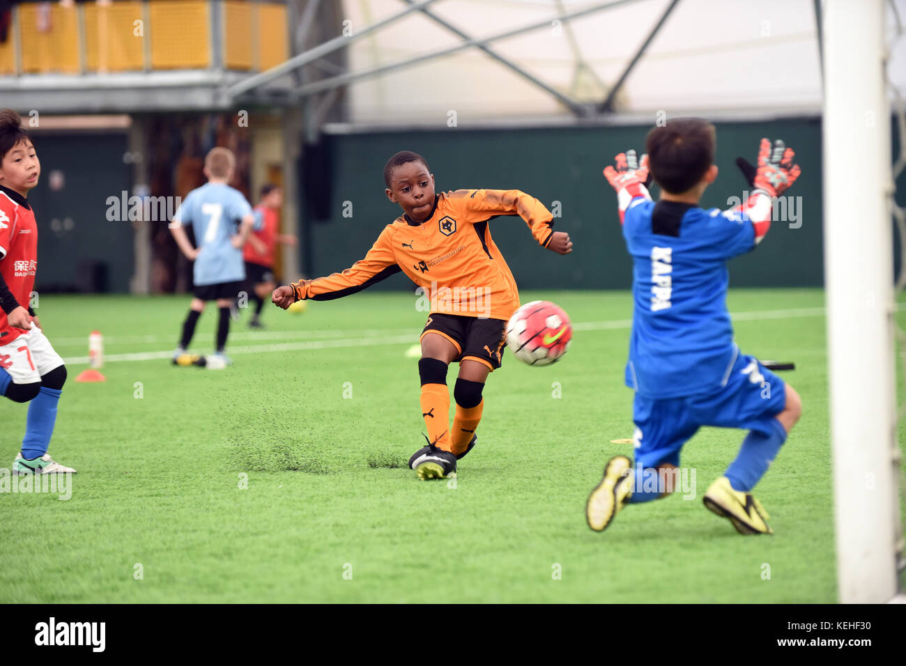 Il cinese sotto 9's calciatori " Cina Football Boys' giocando contro il Wolverhampton Wanderers sotto 9's squadra di calcio. Foto Stock