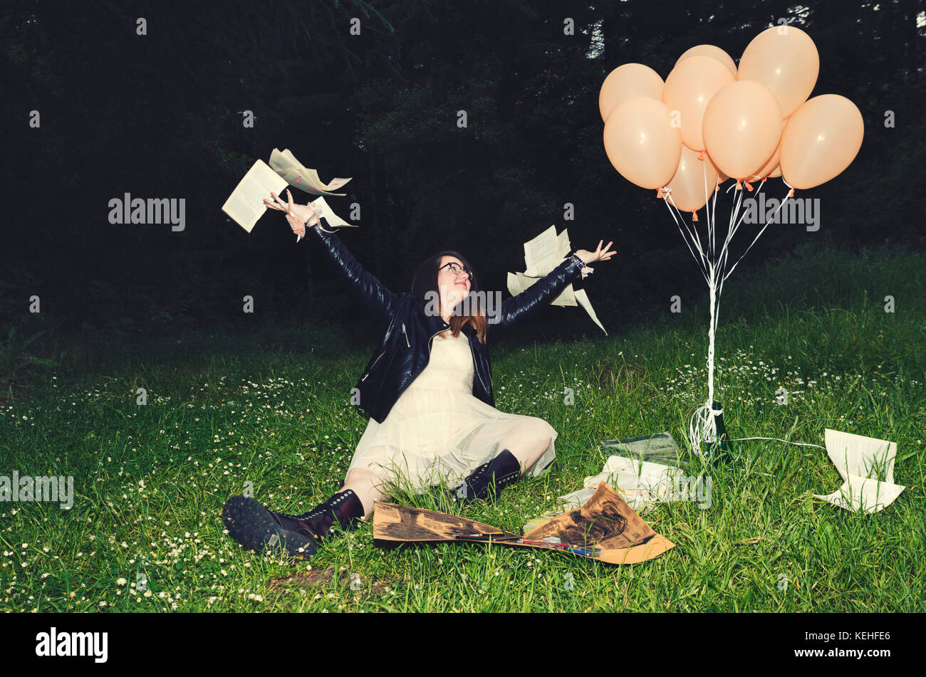 Libri di graduazione prom ragazza felice Foto Stock