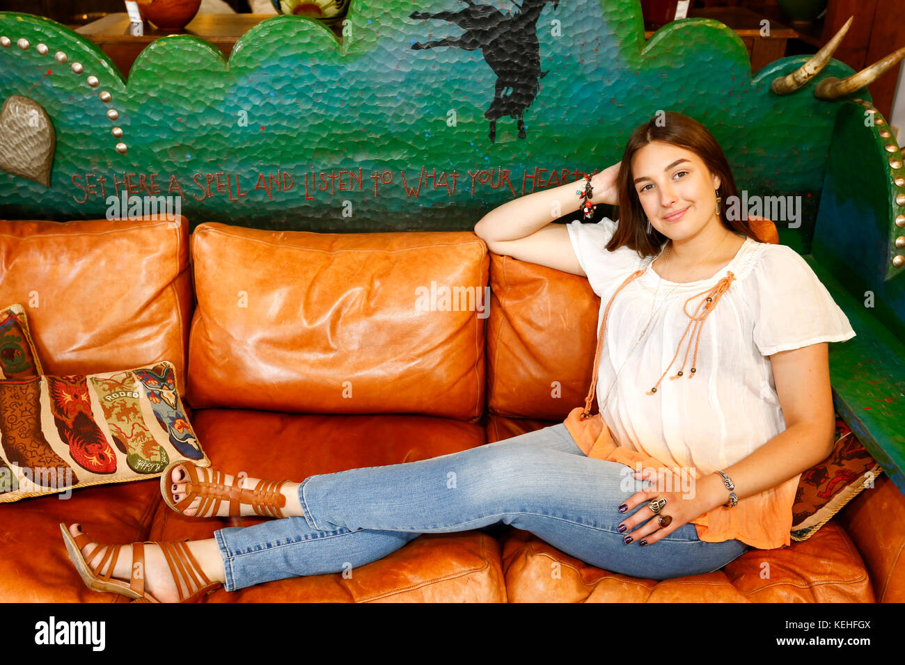 La donna caucasica rilassante sul divano Foto Stock