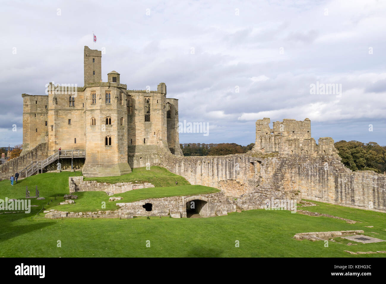 Il castello di Warkworth nella luce del pomeriggio, Warkworth, Northumberland, England, Regno Unito Foto Stock