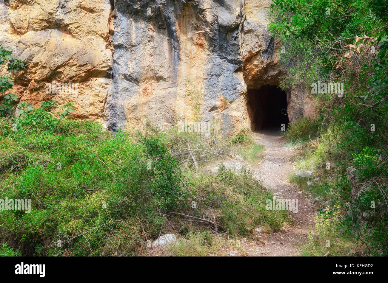 Passaggio. Area sentiero escursionistico di Chillapajaros, a Montanejos (Castellon - Spagna). Paesaggio naturale e bello. Zona di arrampicata. Luce solare limitata. Foto Stock