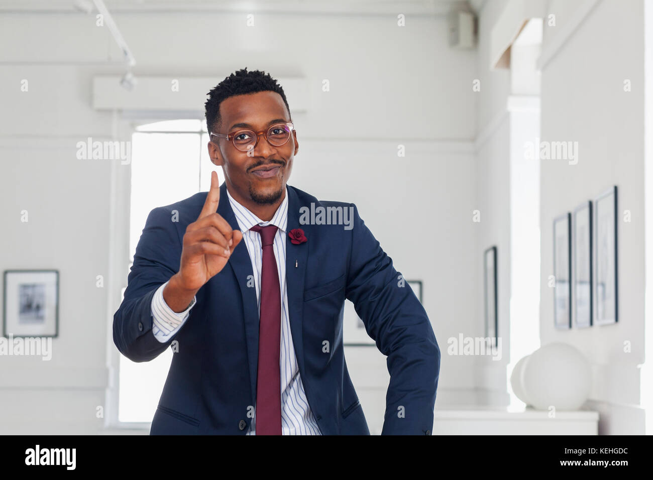 Uomo nero che gesturing in galleria Foto Stock