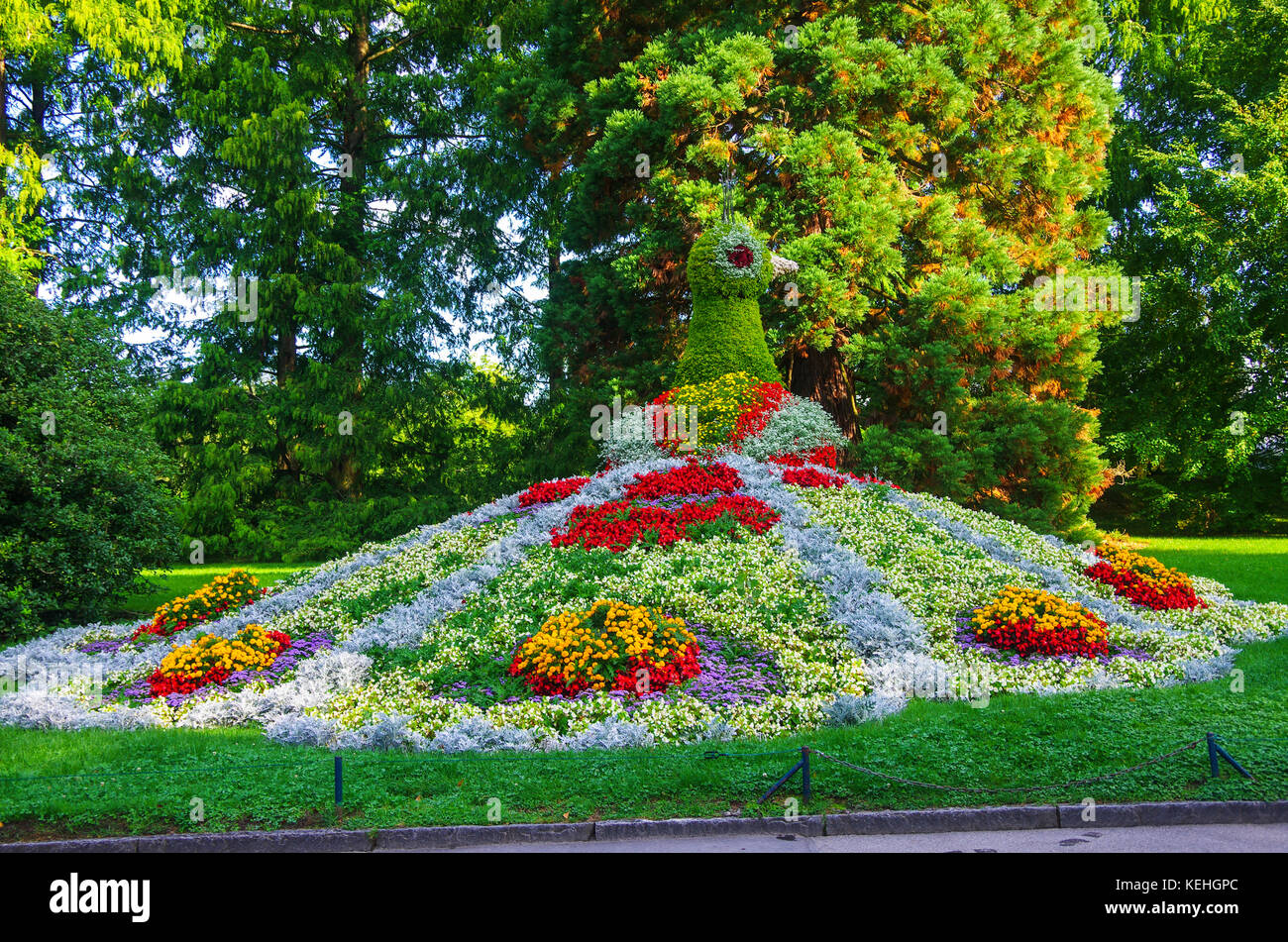 Giardino e idefigures birs oversized fatti di vita fiori Foto Stock