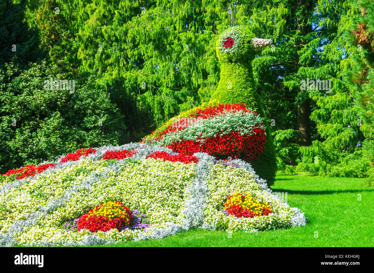 Giardino e idefigures birs oversized fatti di vita fiori Foto Stock