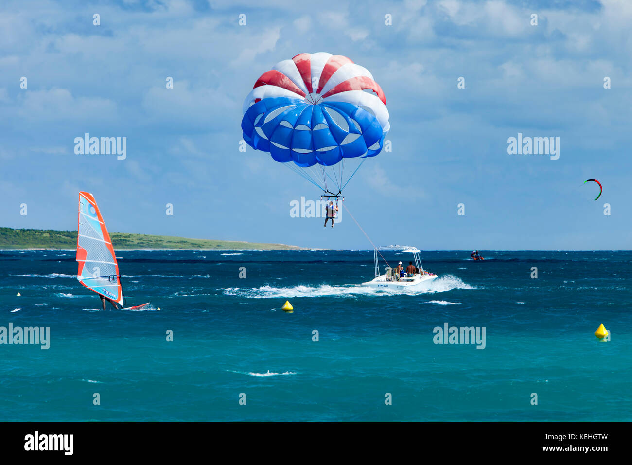 Wind Surf, Para-Sailing, Kite-Surfing off Orient Beach, Saint Martin, French West Indies Foto Stock