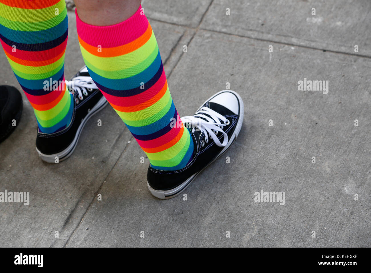 Persona che indossa calze arcobaleno Foto Stock
