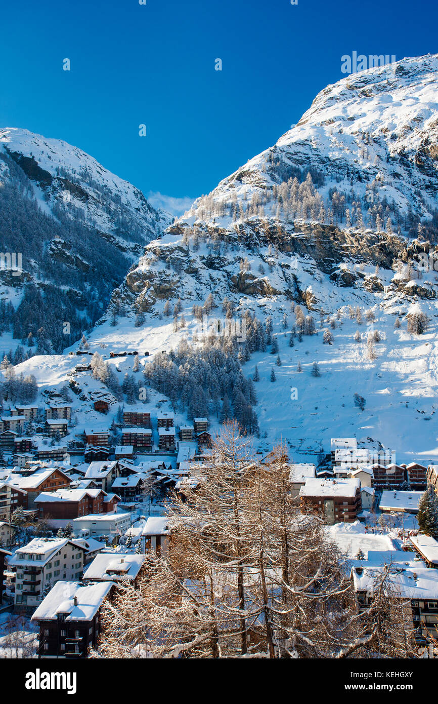 Montagne innevate che circondano la città di Zermatt nel Cantone di Vallese, Svizzera Foto Stock