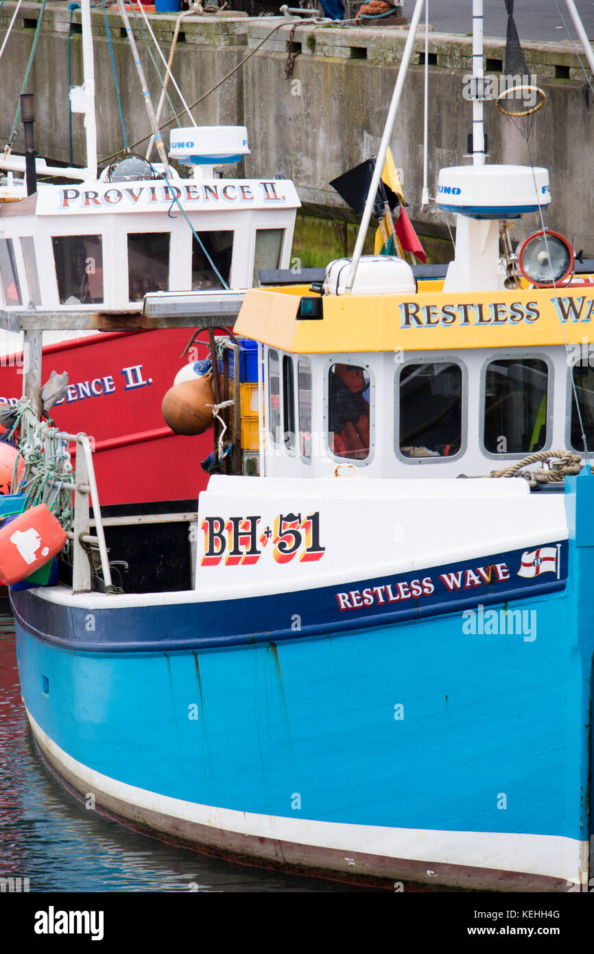 Colorate barche da pesca sul fiume Coquet a camminare, Northumberland, England, Regno Unito Foto Stock