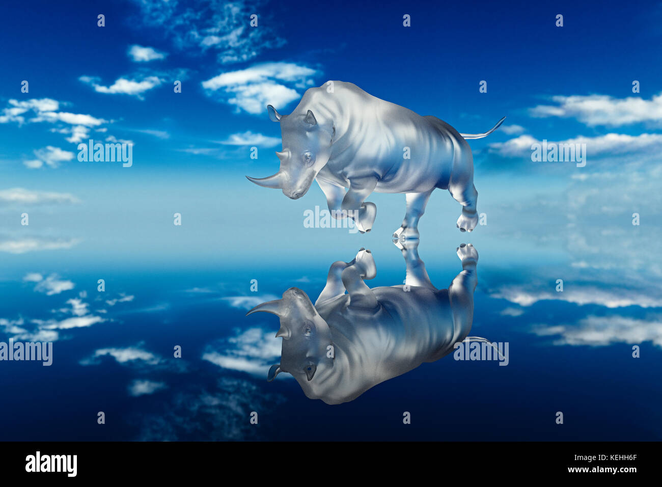Riflesso di rinoceronte in vetro in cielo blu Foto Stock