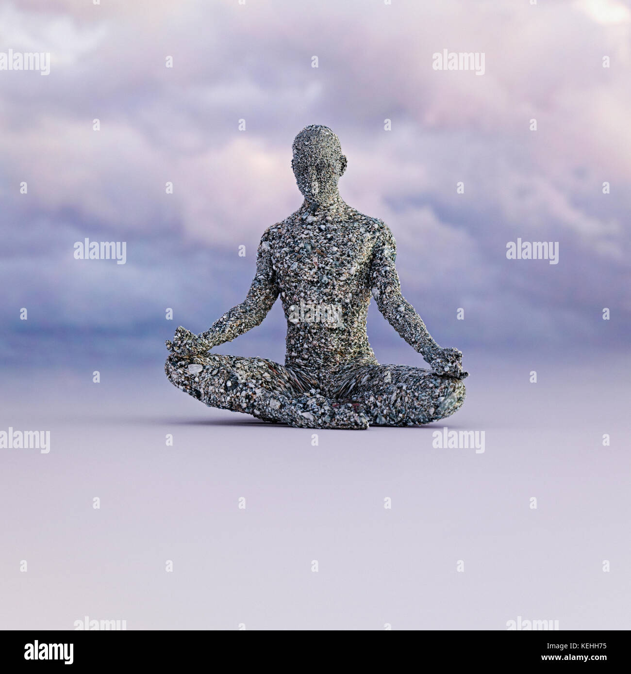 Uomo di pietra meditando sotto le nuvole Foto Stock