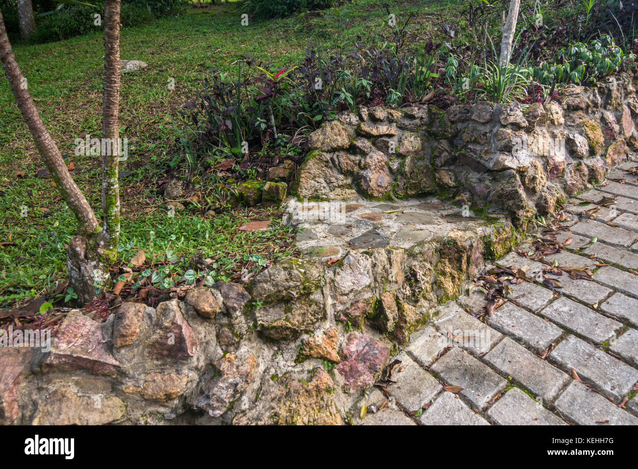 Idee per il giardino utilizzando pietre naturali per i passaggi e le pareti del giardino Foto Stock