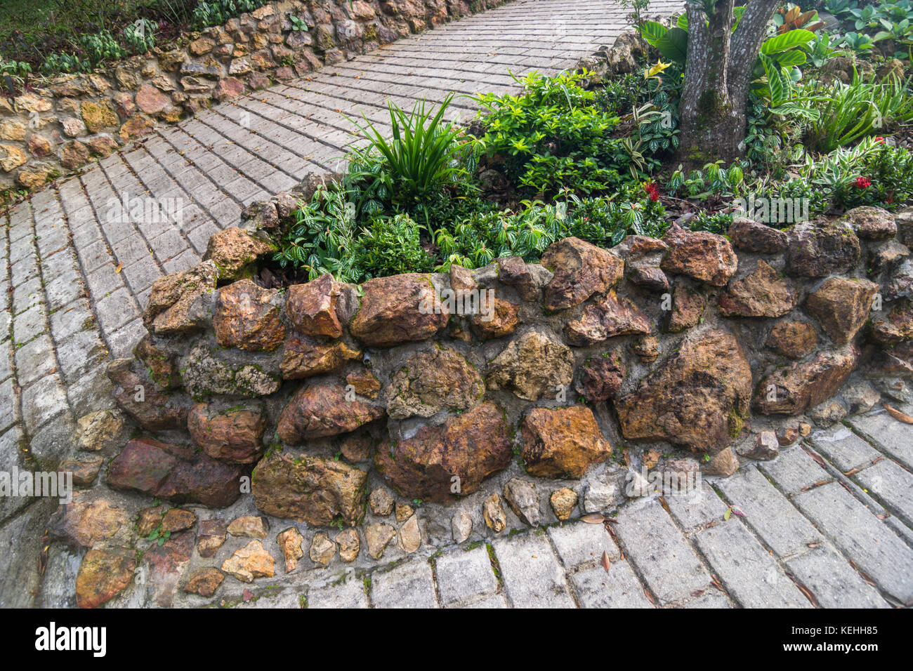 Idee per il giardino utilizzando pietre naturali per i passaggi e le pareti del giardino Foto Stock