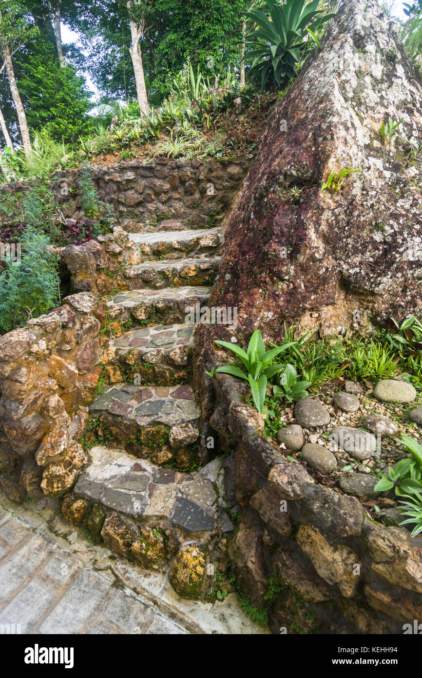 Idee per il giardino utilizzando pietre naturali per i passaggi e le pareti del giardino Foto Stock