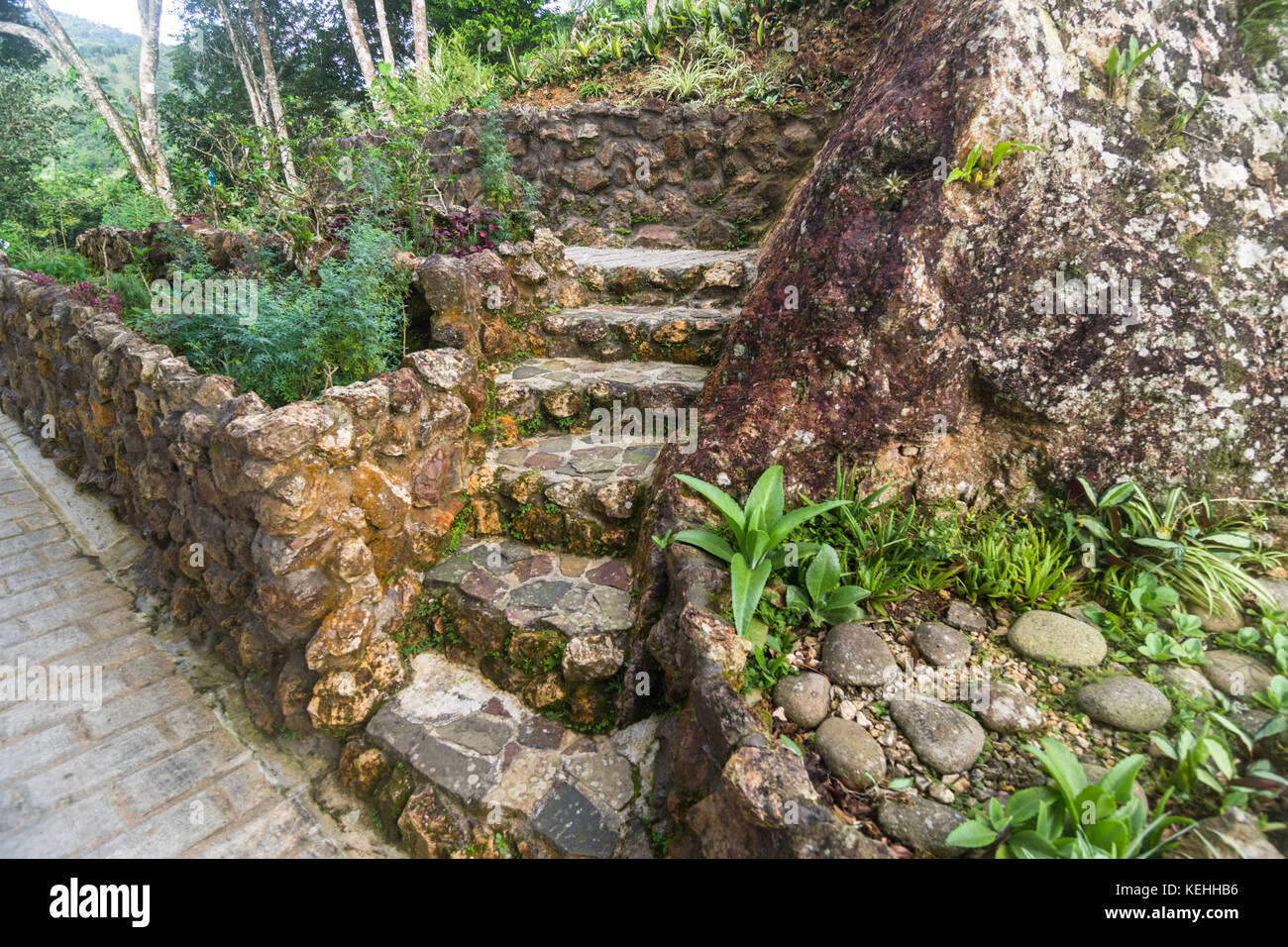 Idee per il giardino utilizzando pietre naturali per i passaggi e le pareti del giardino Foto Stock