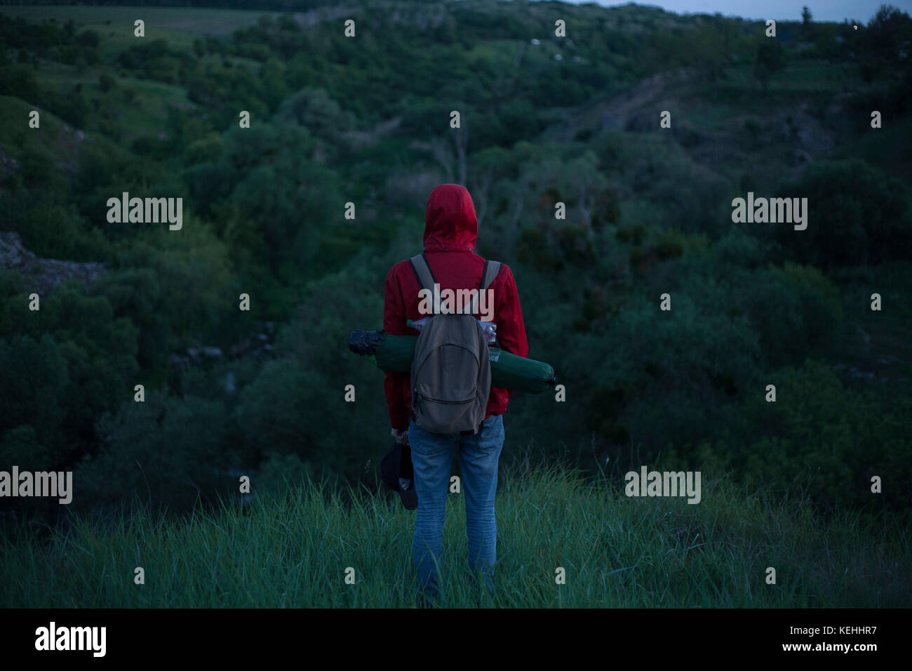 Escursionista caucasico in piedi in erba Foto Stock