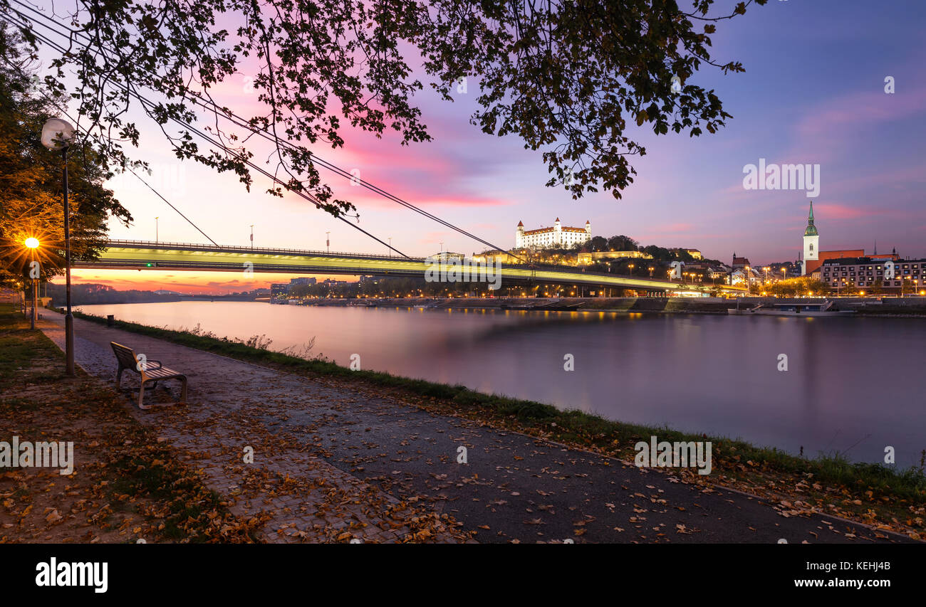 Collezione autunno tramonto con il castello di Bratislava e Danubio Foto Stock
