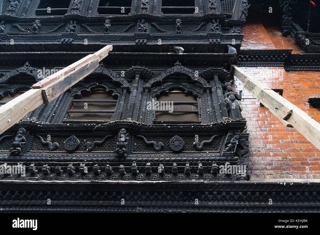 Supportati da pali durante il post terremoto 2015 restauro, il legno intagliato in windows dove Kumari fa sue regolari apparizioni pubbliche. Foto Stock