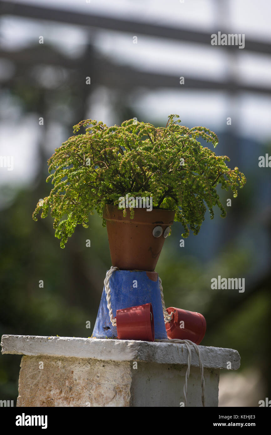 Arredamento da giardino idee da angeli alla pittura di vasi di fiori Foto Stock