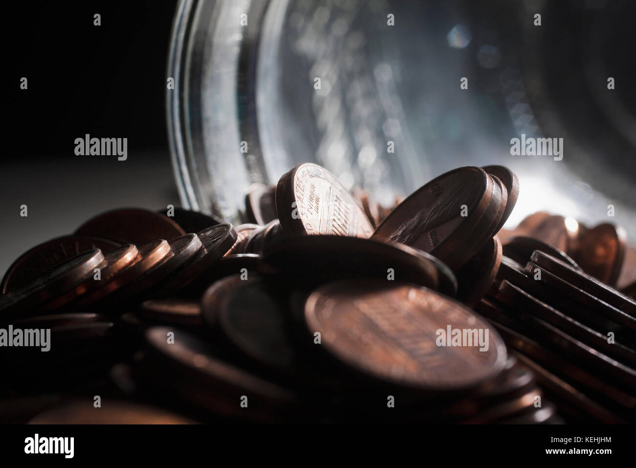Mucchio di penny vicino vaso Foto Stock