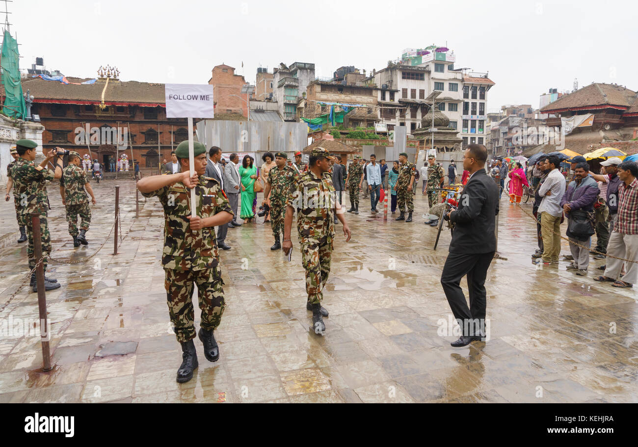 Soldati nepalesi guida dignitari indiani nel corso di una visita ufficiale a Kathmandu, Nepal. Foto Stock