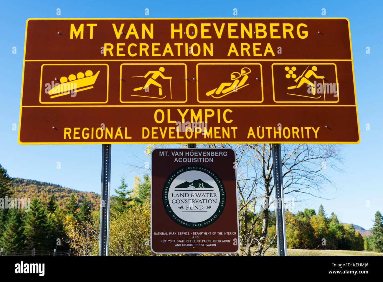 Segno per mt Van Hoevenberg Recreation Area, dove si sono svolti concorsi durante il 1980 Lake Placid Olimpiadi invernali. Foto Stock