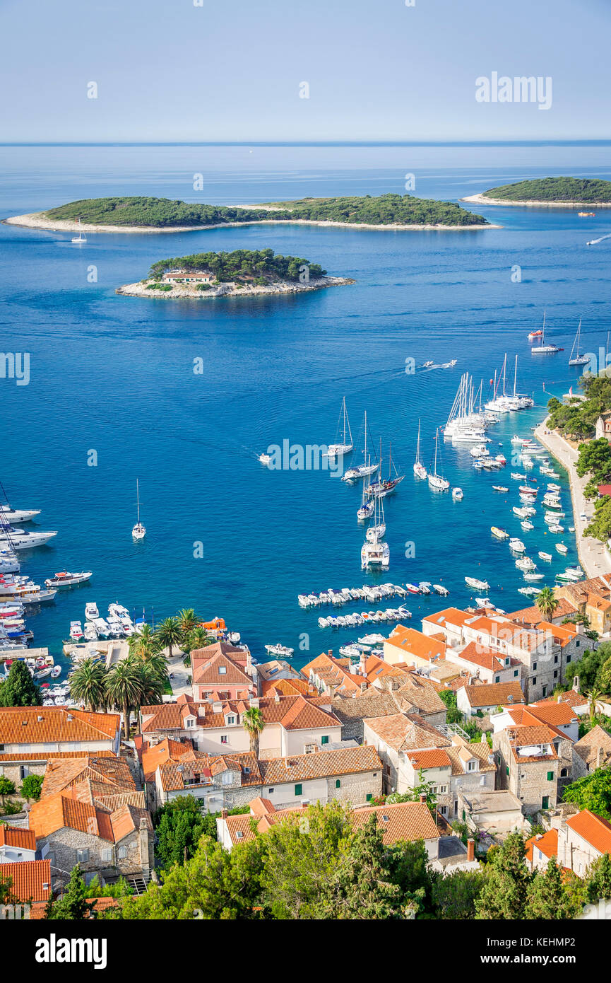 Vista pittoresca di Hvar e delle Isole Pakleni dall'alto sopra la città presso la fortezza di Španjola (fortezza di Hvar, o Fortica). Foto Stock