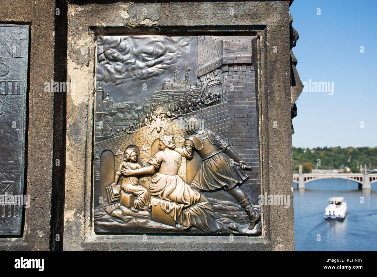 La placca sotto san Giovanni di Nepomuk statua la tradizione dice che se si sfregano e toccare la targa di bronzo si suppone di portare la buona fortuna e di assicurare che il vostro retu Foto Stock