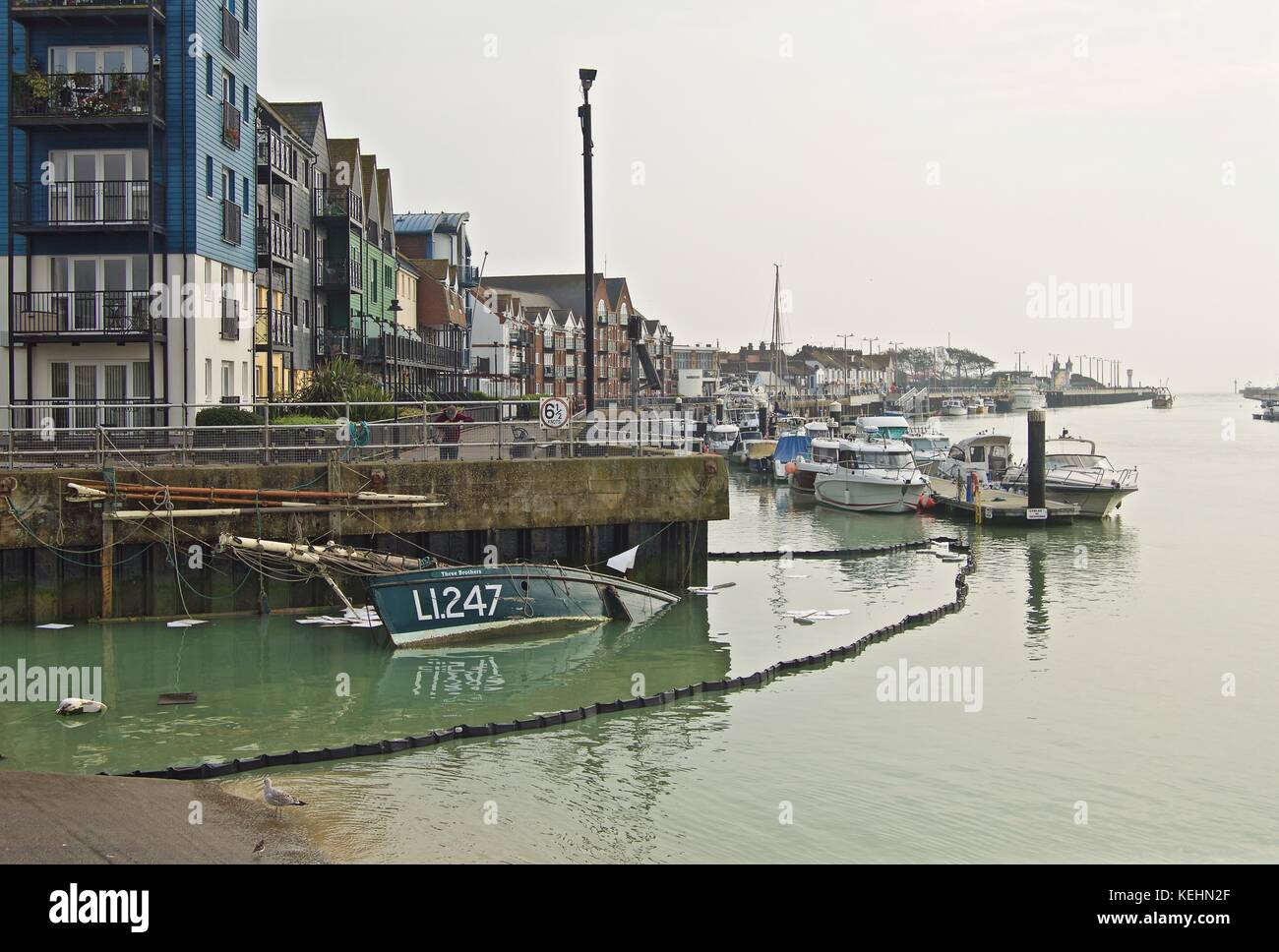 Piccola barca naufragata nel fiume Arun, Littlehampton Harbour, Littlehampton, Regno Unito Foto Stock