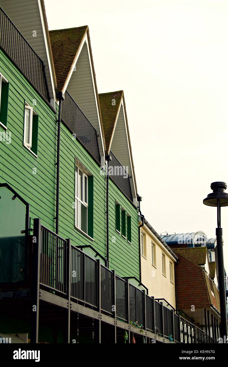 Blocco verde di appartamenti, porto di Littlehampton, Littlehampton Foto Stock