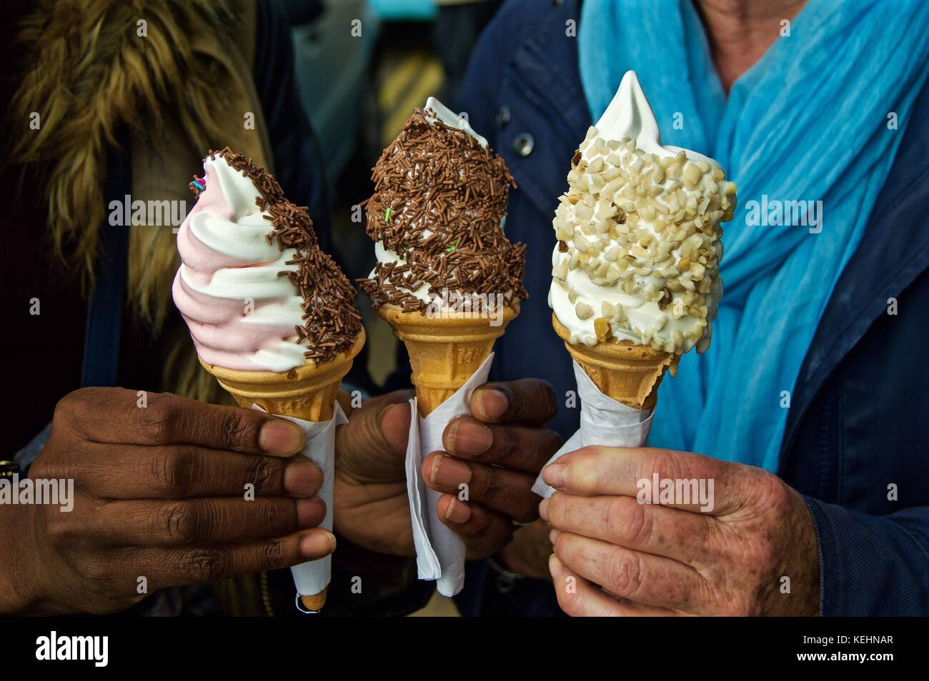 Signora nera e bianca con coni di gelato, Littlehampton, Regno Unito Foto Stock