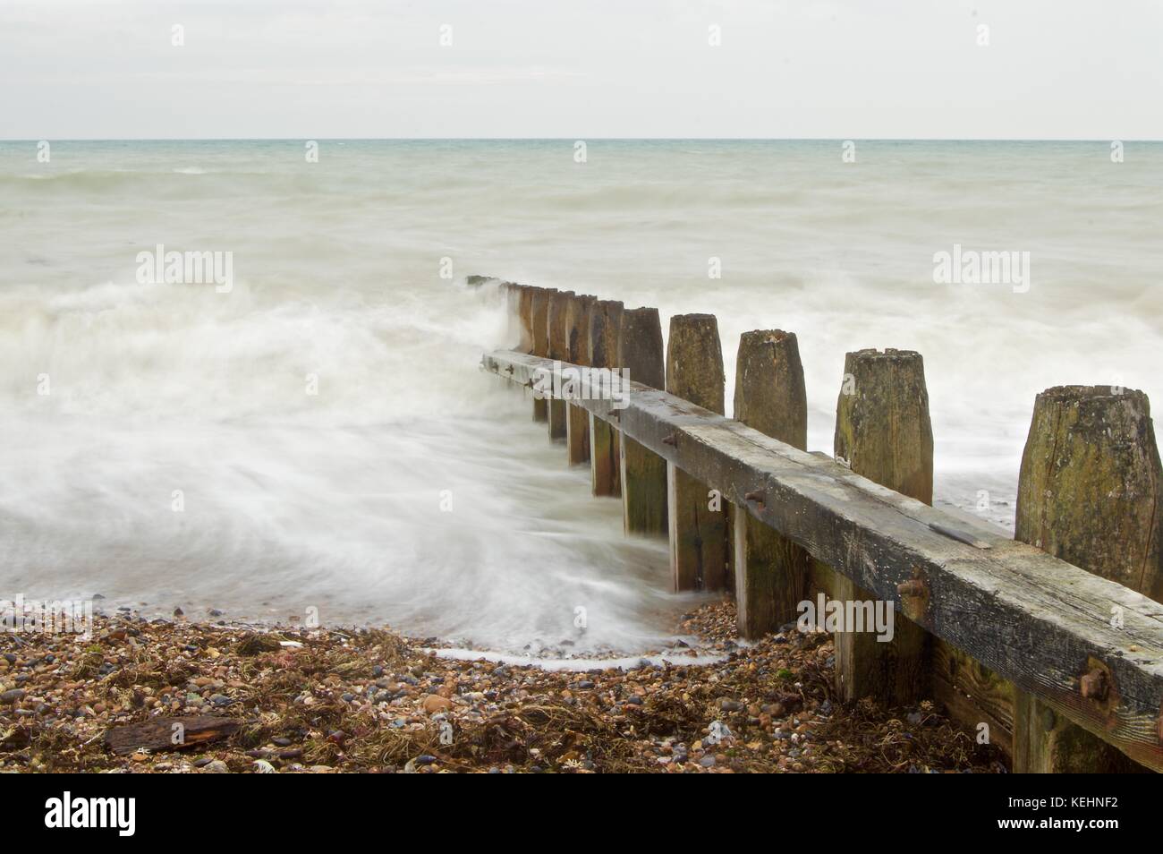 Esposizione a lungo le onde a littlehampton east beach in una giornata grigia Foto Stock