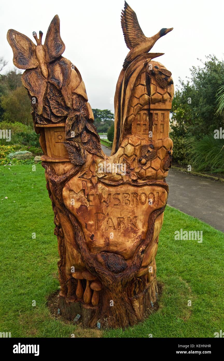 Scultura per motosega Mewsbrook Park realizzata in legno di Monterey Cypress, Littlehampton, Regno Unito Foto Stock